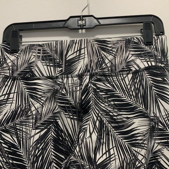 Victoria Secret PINK White and Black Patterned Leggings Size Medium - Picture 3 of 8